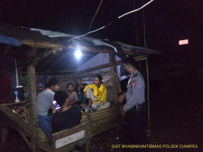 Sambangi Pos Ronda Bhabinkamtibmas Polsek Ciampea Ajak Warga Tingkatkan Kewaspadaan