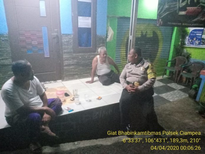 Bhabinkamtibmas Desa Cibanteng Semangati Warga Melaksanakan Ronda