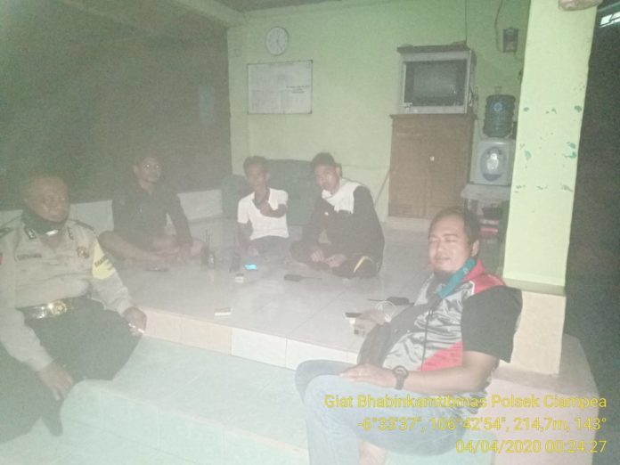 Patroli Malam Polsek Ciampea Polres Bogor Imbau Warga Cegah Virus Corona