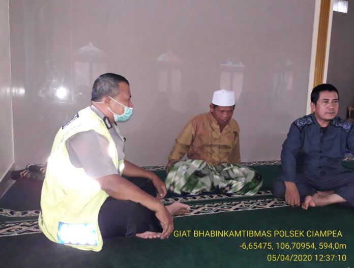 Demi Keselamatan Warga, Bhabinkamtibmas Polsek Ciampea Siang Malam Berikan Himbauan Cegah Virus Corona