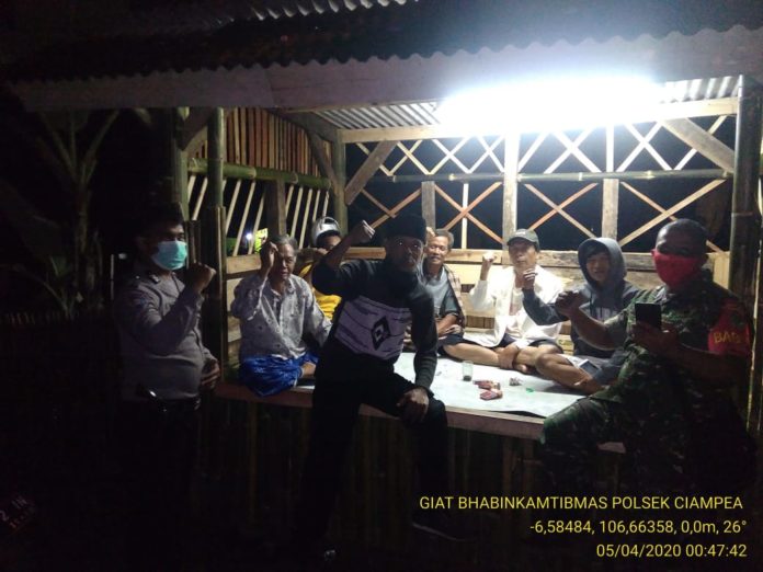 Bripka Kris Bhabinkamtibmas Desa Tapos II, Polsek Ciampea Polres Bogor Sambang Warga Ajak Jaga Kebersihan Cegah Corona Dan Aktif Jaga Siskamling