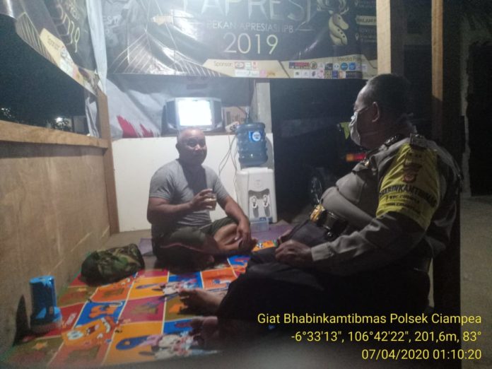 Bhabinkamtibmas Desa Cibanteng Polsek Ciampea Kontrol Poskamling, Dialogis Dengan Petugas Kamling Sampaikan Pesan Kamtibmas.
