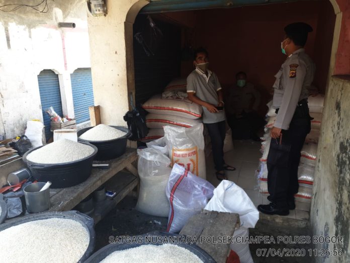 PATROLI POLSEK CIAMPEA CEK DAN KONTROL TOKO BERAS DI PASAR BARU CIAMPEA ENDAH