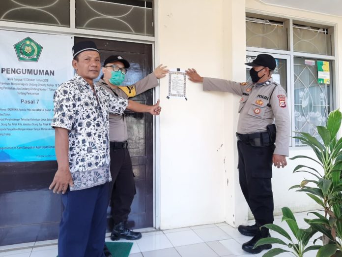 Anggota Sabhara Polsek Caringin Himbau Warga dan Pasangkan Maklumat Kapolri