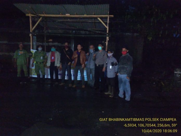 Cegah Penularan Virus Corona, Bhabinkamtibmas Polsek Ciampea Polres Bogor Siaga di Perbatasan Tenjolaya-Ciampea