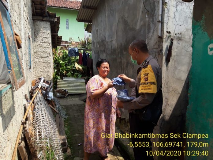 Hadapi Serangan Corona, Bhabinkamtibmas Polsek Ciampea Bagikan Ratusan Masker Untuk Masyarakat