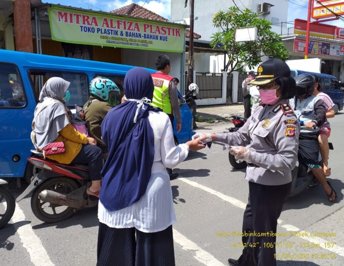 Polsek Ciampea Bagikan Masker ke Warga Bentuk Kepedulian Cegah Virus Corona