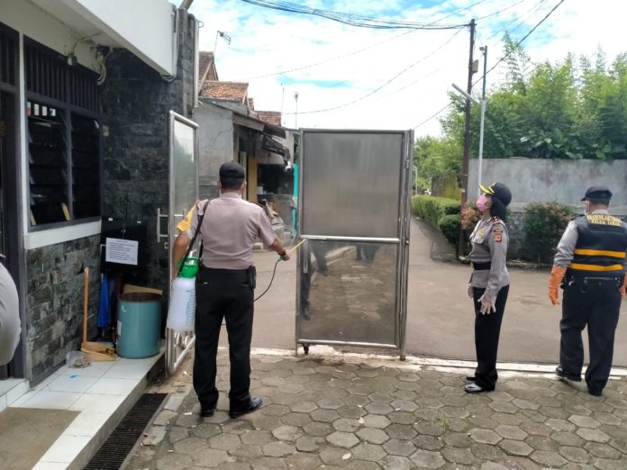 Mengurangi Penyebaran Virus Corona, Polsek Ciampea Lakukan Penyemprotan Disinfektan