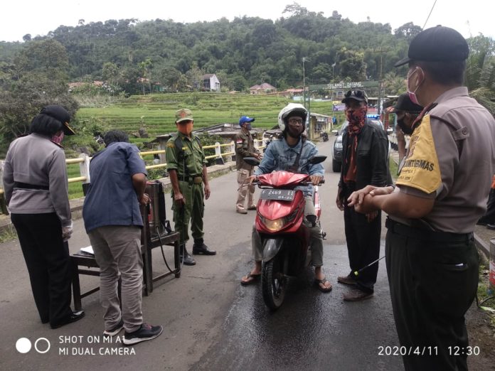 Polsek Ciampea PSBB di Bogor, Kendaraan Lewati Perbatasan Kecamatan Tenjolaya Dicek Petugas Gabungan