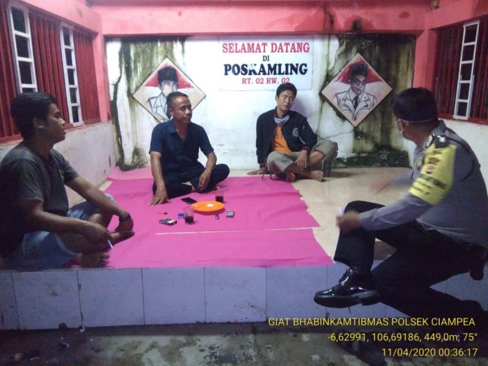 Bhabinkamtibmas Polsek Ciampea Patroli Cek Poskamling Siaga Cegah Penyebaran Wabah Virus Corona Di Desa Tapos II