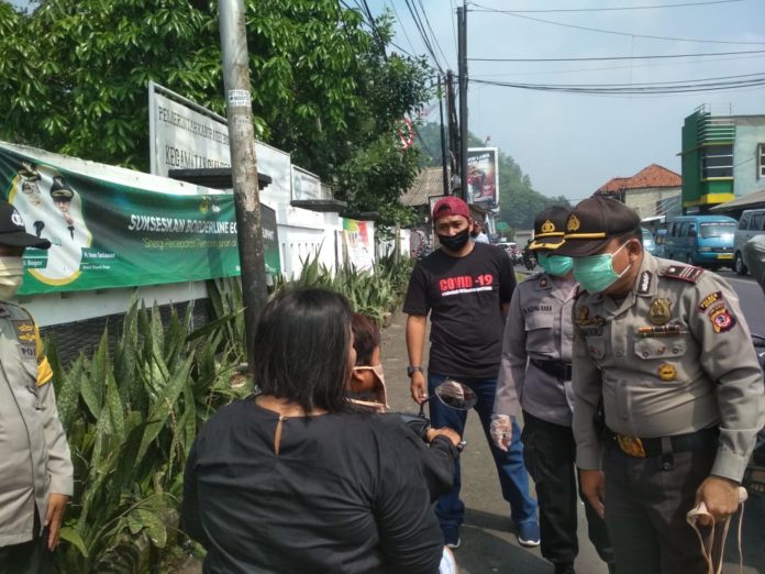 Pembagian Masker dan Sosialisasi Pencegahan penyebaran virus Corona (Covid-19) Oleh Kapolsek Ciampea, Muspika Kecamatan Dan Jurnalis Bogor Barat (JBB) di Wilayah Hukum Polsek Ciampea.