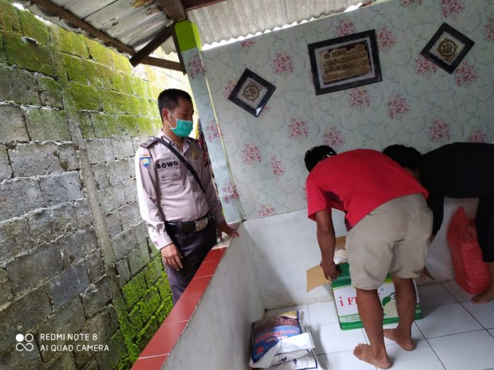 Bhabinkamtibmas Desa Benteng Polsek Ciampea Polres Bogor Monitoring Pendistribusian BPNT Serta Sosialisasi Mewabahnya Virus Corona