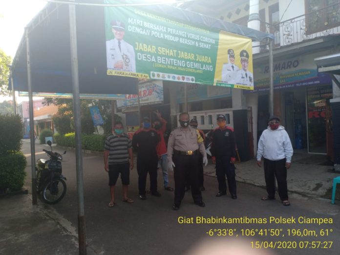 Bentuk Kepedulian Bhabinkamtibmas Polsek Ciampea Sambangi Petugas Pos Check Point