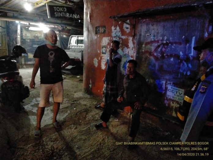 Patroli Malam Polsek Ciampea, Polres Bogor, Cek Poskamling Pencegahan penyebaran virus Corona