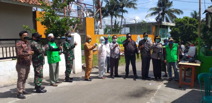 Bentuk Kepedulian Kapolsek Ciampea Sambangi Petugas Pos Check Point Desa Ciampea Udik Dan Membagikan Masker