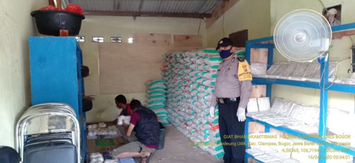 Bhabinkamtibmas Polsek Ciampea Kawal Penyaluran BPNT