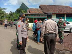 Polsek Sukamakmur Laksanakan PSBB di Titik Check Point Desa Sukadamai