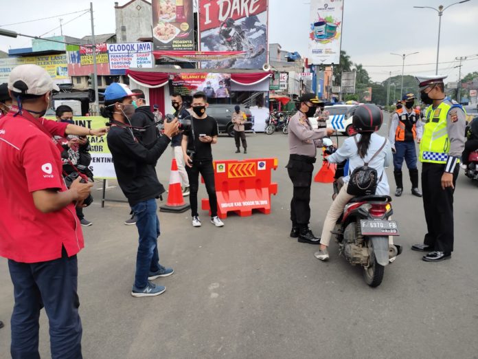 Kapolsek Cibinong polres bogor memberikan himbauan dan membagikan masker kepada masyarakat pengguna jalan Image 2020-04-16 at 15.55.02 Kapolsek Cibinong polres bogor memberikan himbauan dan membagikan masker kepada masyarakat pengguna jalan