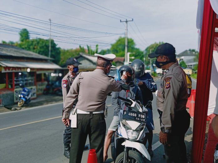 Unit Lantas Polsek Ciampea, Polres Bogor, Berikan Surat Teguran Kepada Pelanggar PSBB