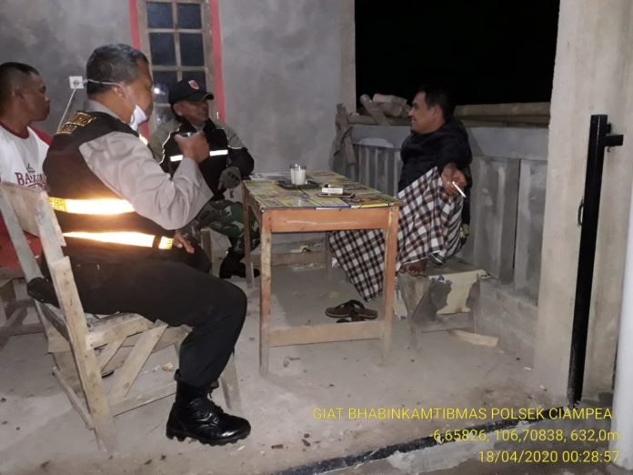 Di Tengah Wabah Virus Corona, Bhabinkamtibmas Polsek Ciampea Tetap Lakukan Patroli