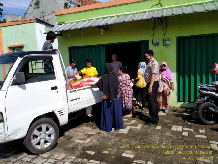 Bhabinkamtibmas Polsek Ciampea Pantau Penyaluran BPNT Desa Gunung Mulya