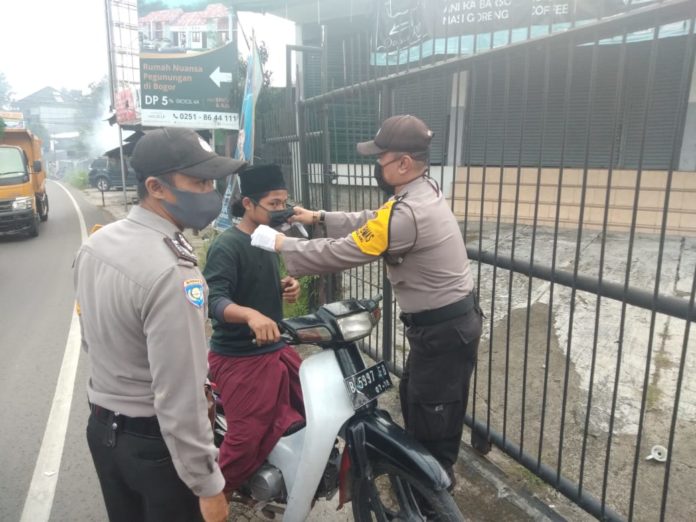 Pos Cek Poin PSBB Polsek Ciampea, Polres Bogor, Bagikan Masker Kepada Warga dan Pengendara