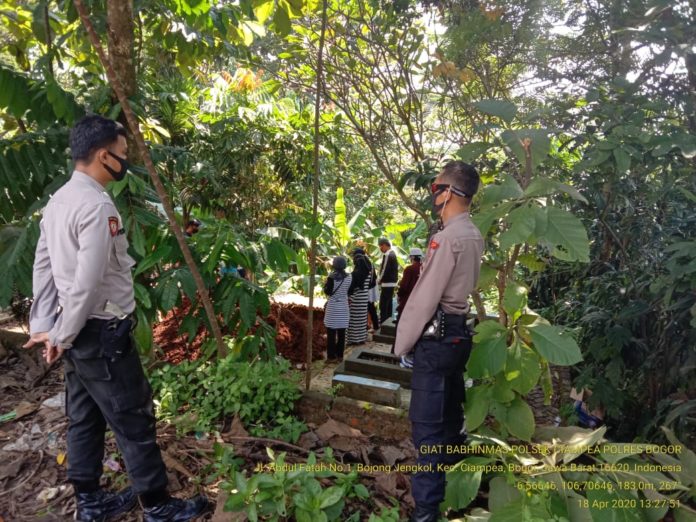 Bhabinkamtibmas Polsek Ciampea, olres Bogor, Melayat ke Rumah Duka Salah Satu Warga yang Meninggal Dunia