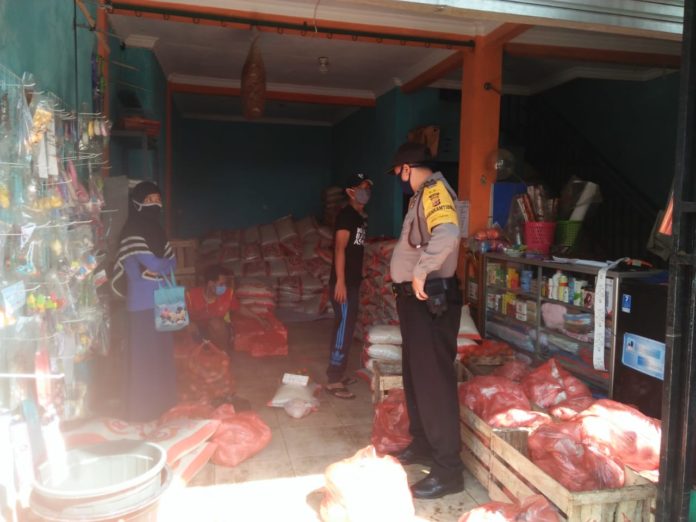 Bhabinkamtibmas Polsek Ciampea Pantau Penyaluran BPNT KPM Desa Tapos I
