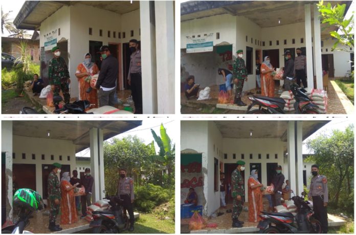 Bhabinkamtibmas Polsek Ciampea, Polres Bogor, Melaksanakan Pengamanan Pendistribusian BPNT (Bantuan Pangan Non Tunai) Desa Situdaun