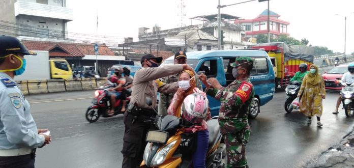 Himbauan menggunakan masker serta memakaikan masker kepada masyarakat pengguna jalanWhatsApp Image 2020-04-18 at 17.26.41 Himbauan menggunakan masker serta memakaikan masker kepada masyarakat pengguna jalan