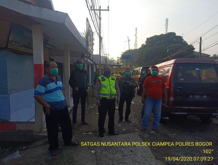 Polsek Ciampea, Polres Bogor, Ingatkan Warga Gunakan Masker Selama PSBB