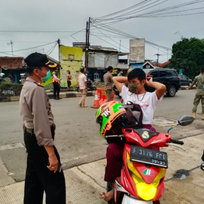 Kapolsek Kemang Himbau Warga Gunakan Masker Di Pos Check Point PSBB