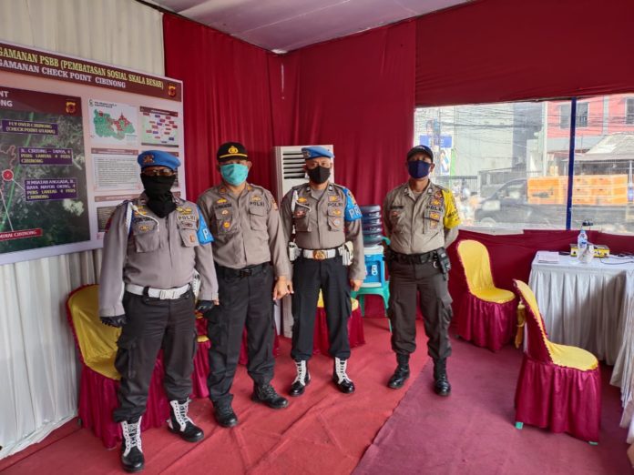 Pengecekan personil pos chek point Pasar cibinong