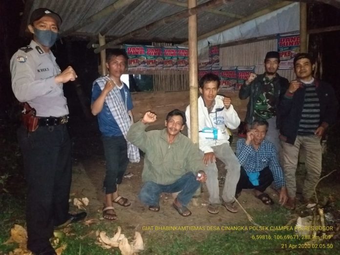 Bhabinkamtibmas Polsek Ciampea, Patroli Sambangi Pos Kamling Ditengah Wabah Corona