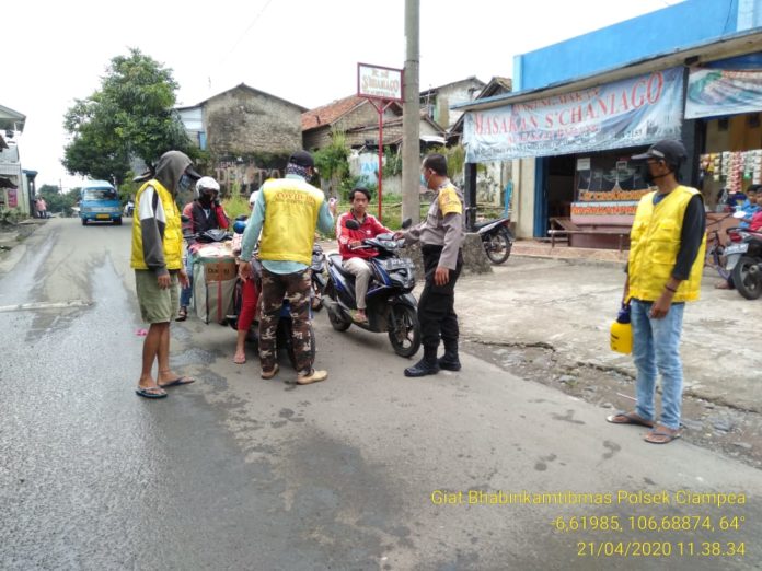 Pandemi Corona, Bhabinkamtibmas Polsek Ciampea Bersinergi dengan Babinsa dan Puskesmas Di Pos Pemeriksaan Siaga Covid-19