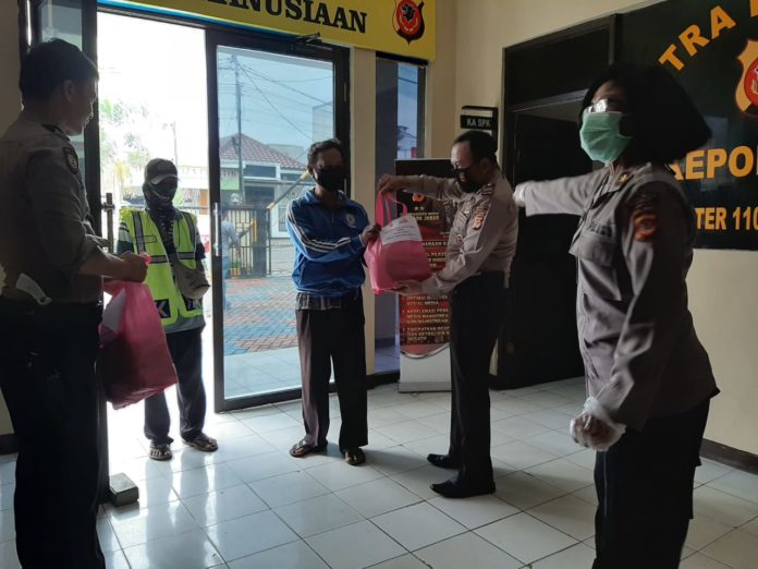 Bagi-bagi Sembako di Hari Kartini Ala Polsek Ciampea, Polres Bogor