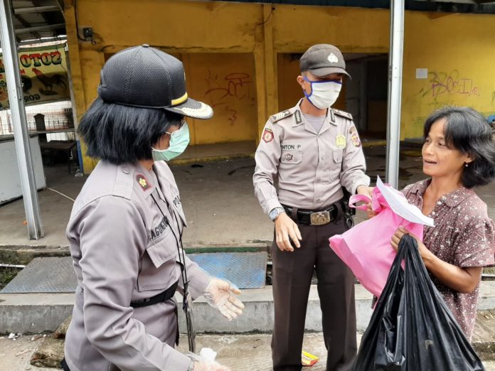 Bawa Bingkisan Sembako, Kapolsek Ciampea Bagikan Sembako di Hari Kartini
