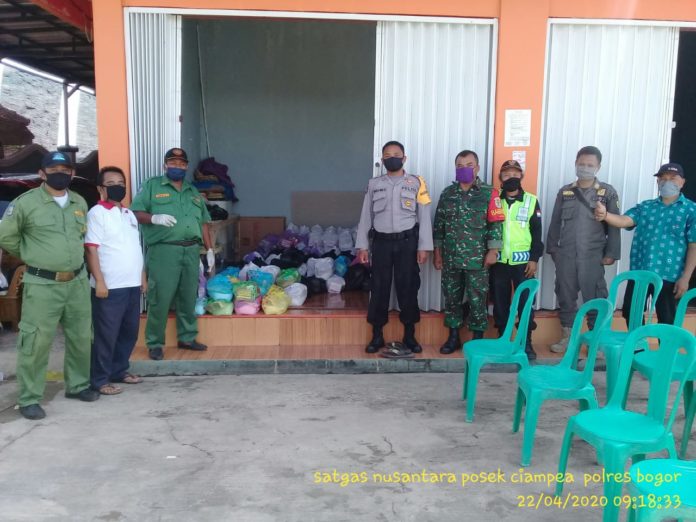 Kompak, Bhabinkamtibmas Polsek Ciampea dan Babinsa Kawal Penyaluran BPNT Desa Cicadas