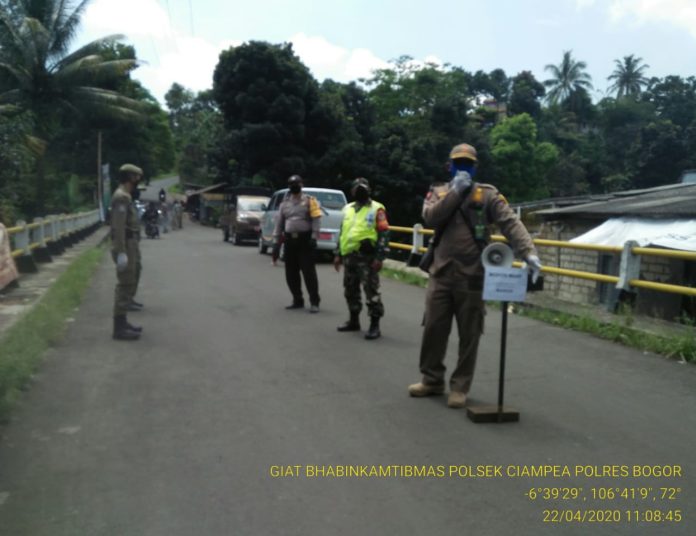 Bhabinkamtibmas Polsek Ciampea Cek Posko Physical Distancing Antisipasi Penyebaran Virus Corona