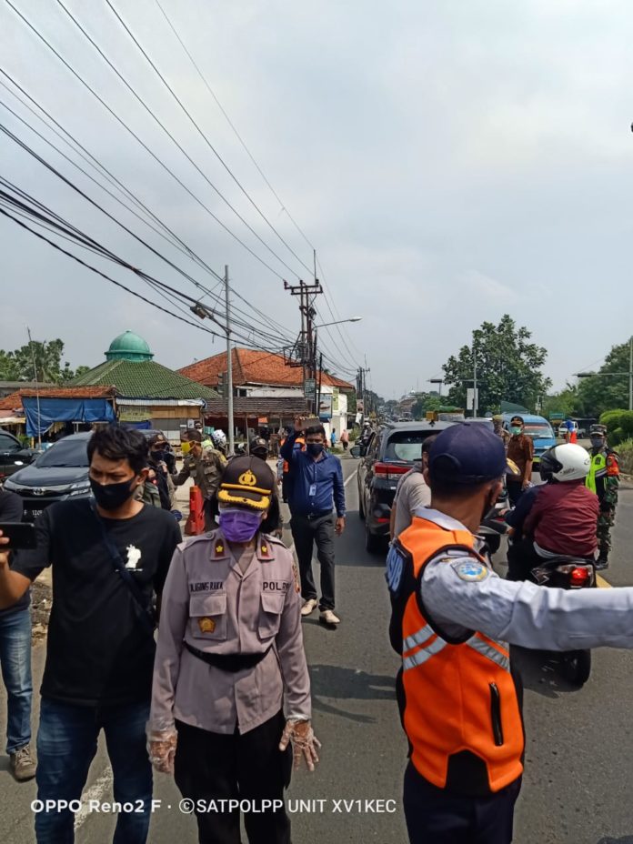Kompak, Kapolsek Ciampea, Polres Bogor bersama dengan Muspika Kecamatan Ciampea, Dramaga, Ciomas Dan Tamansari tinjau Posko Percepatan COVID-19