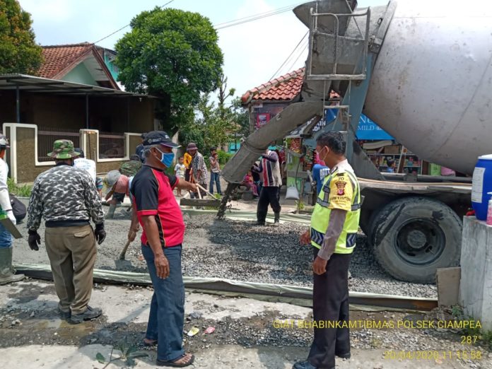 Demi Kelancaran Bhabinkamtibmas Polsek Ciampea Lakukan Monitoring Pengecoran Jalan