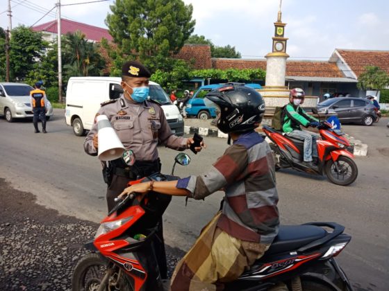 Kanit Sabhara Polsek Kemang Pimpin Giat PSBB di Check Point Simpang