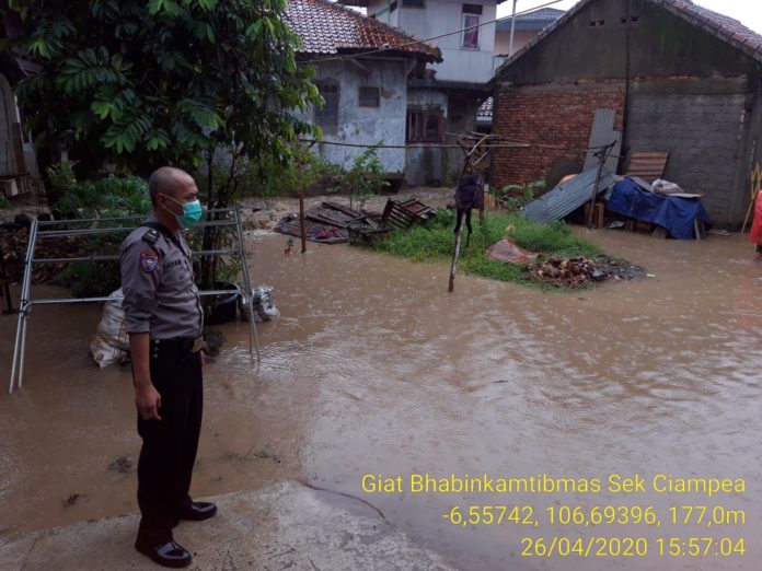 Kecamatan Ciampea Dihantam Banjir Bandang, Bhabinkamtibmas Polsek Ciampea, Polres Bogor, Datang Bantu Warga