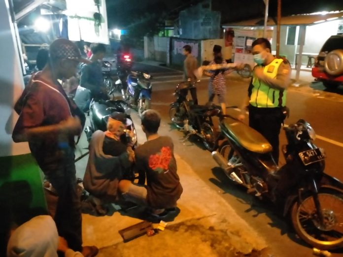 Polsek Ciampea Bubarkan Kerumunan Cegah Untuk Cegah Penyebaran Covid-19