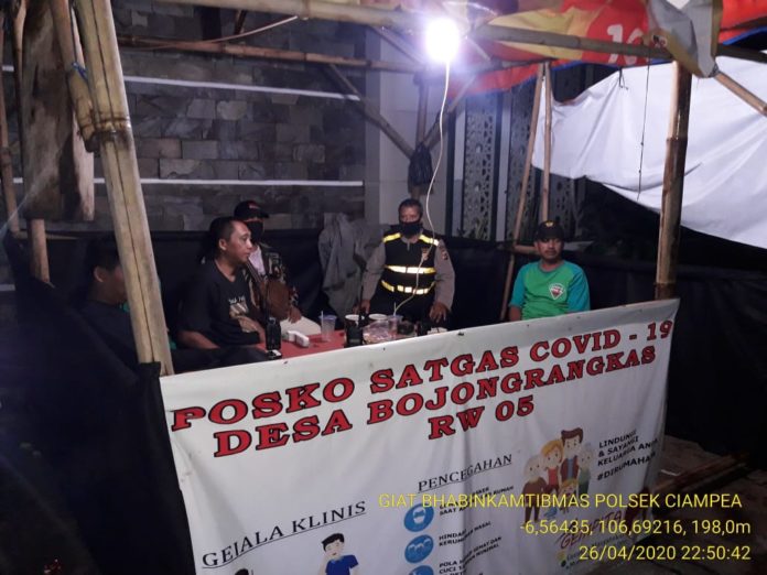 Bhabinkamtibmas Polsek Ciampea Himbau Warga Jaga Siskamling Gunakan Masker Cegah Covid 19