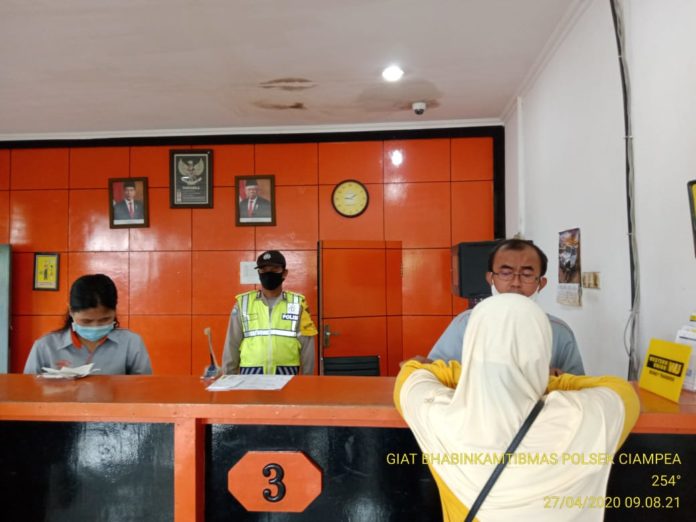 Pantau Keamanan Objek Vital, bhabinkamtibmas Polsek Ciampea Kunjungi Kantor Pos Ciampea