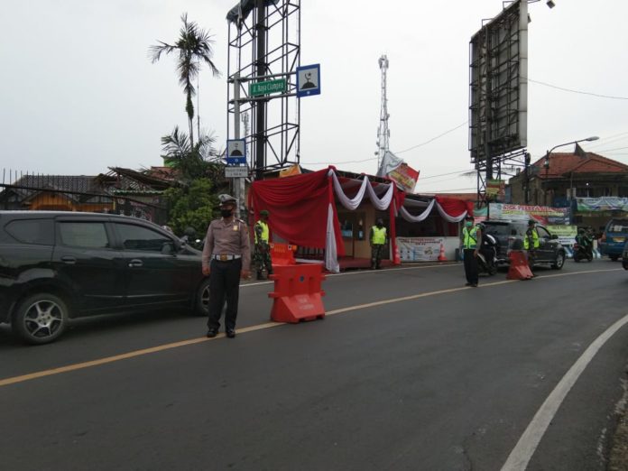 Pemeriksaan Pengguna Jalan Pos Check Point, Pada Pelaksanaan PSBB Di Wilkum Polsek Ciampea, Polres Bogor, Polda Jabar