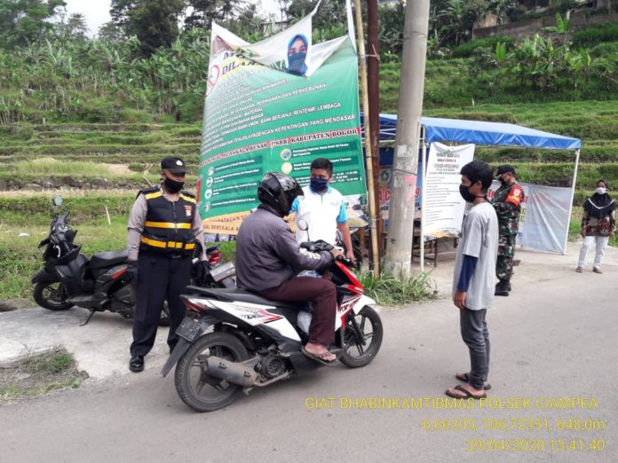 Penerapan PSBB Bhabinkamtibmas Polsek Ciampea, Himbau Warga Menggunakan Masker Untuk Pencegahan Penyebaran Virus Corona