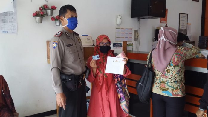 Polsek Ciawi Polres Bogor Kawal Penyaluran BST (Bantuan Sosial Tunai)