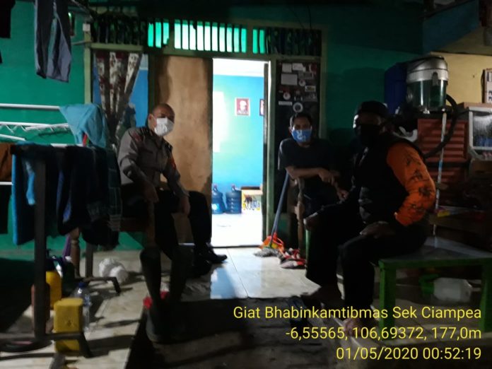 Berikan Himbauan Bahaya Virus Corona Bhabinkamtibmas Polsek Ciampea Sambang Desa Binaan